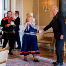 Sametingspresident Vibeke Larsen og Jørn Are Gaski gratulerte Kongeparet på vegne av Sametinget. Foto: Vidar Ruud / NTB scanpix